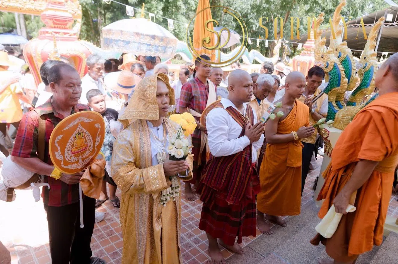 นาคกับพระสงฆ์ในขบวนแห่