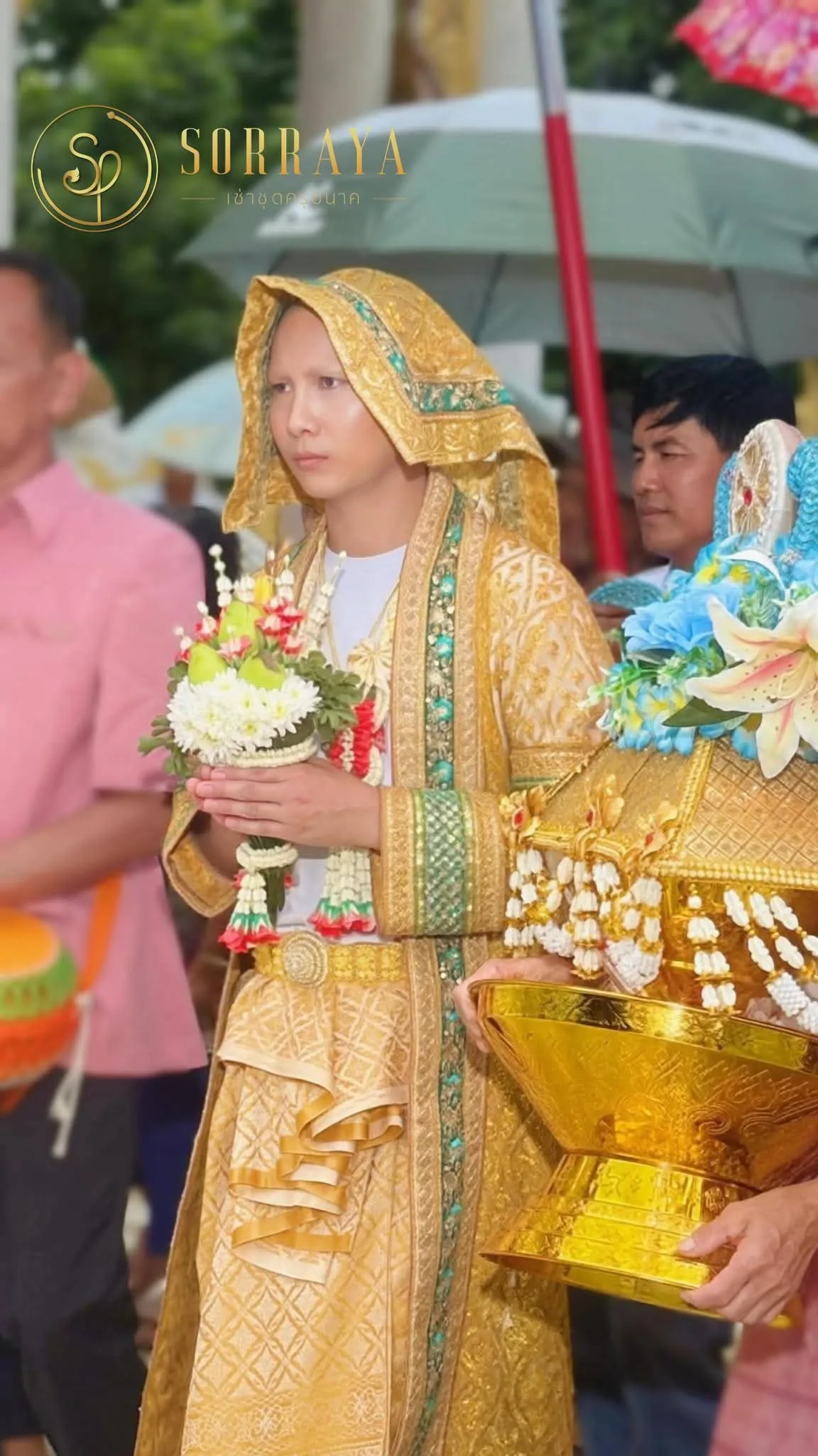 นาคในชุดครุยทองขลิบเขียวถือพานดอกไม้