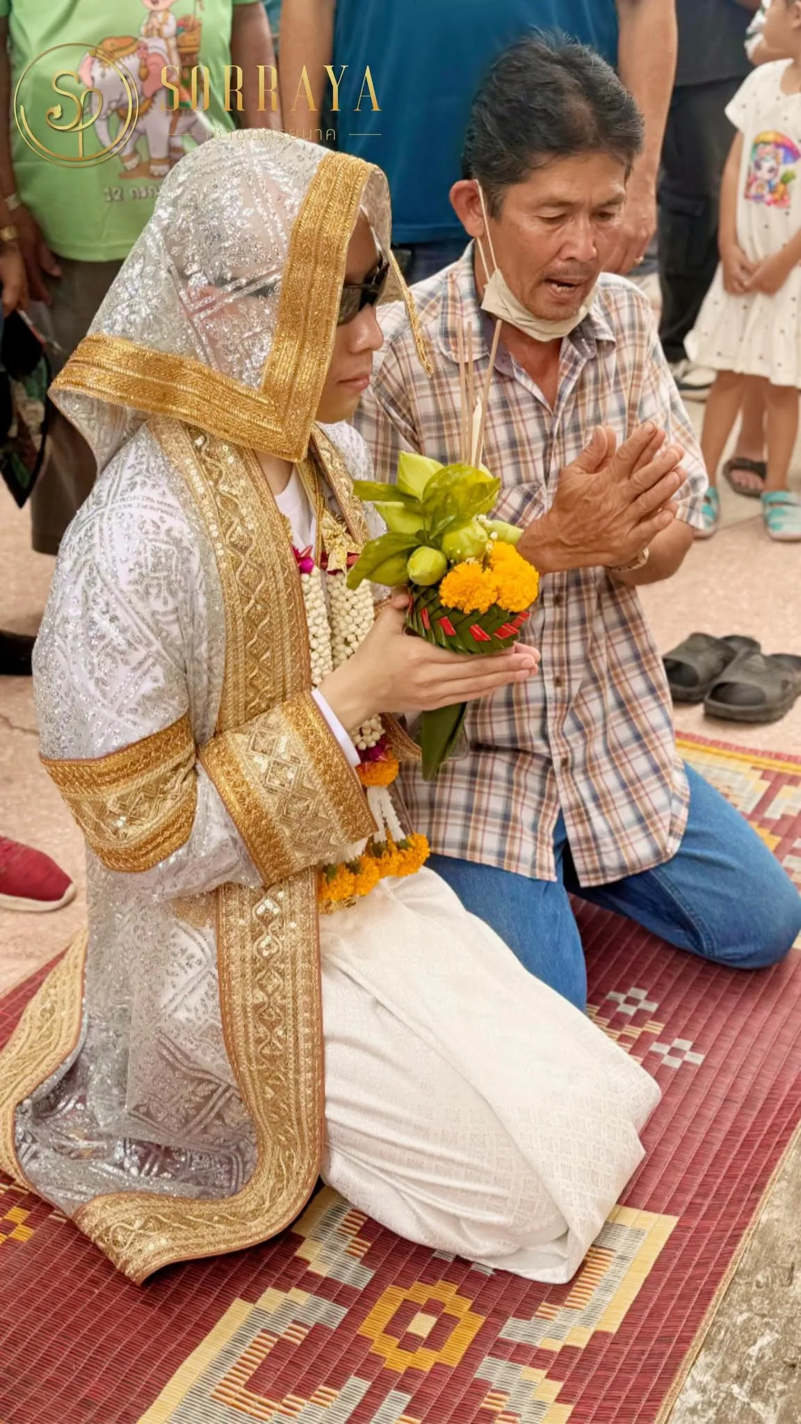 นาคในชุดครุยเงินกราบขอขมา