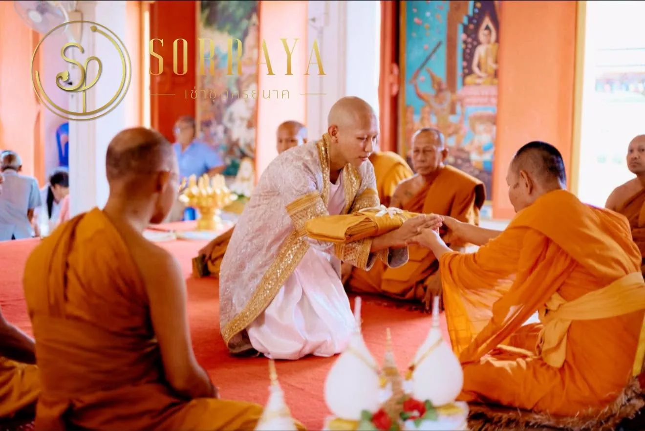 นาครับผ้าไตรจากพระอุปัชฌาย์