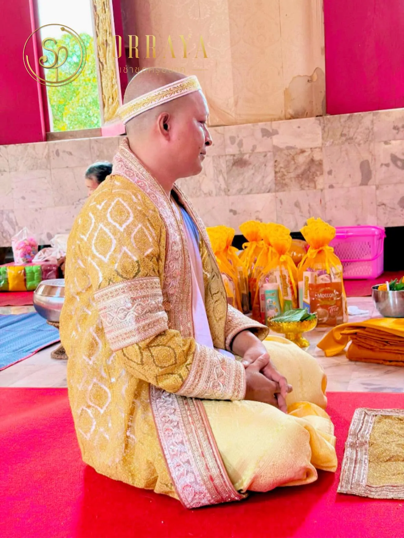 นาคในชุดครุยทองนั่งในพระอุโบสถ
