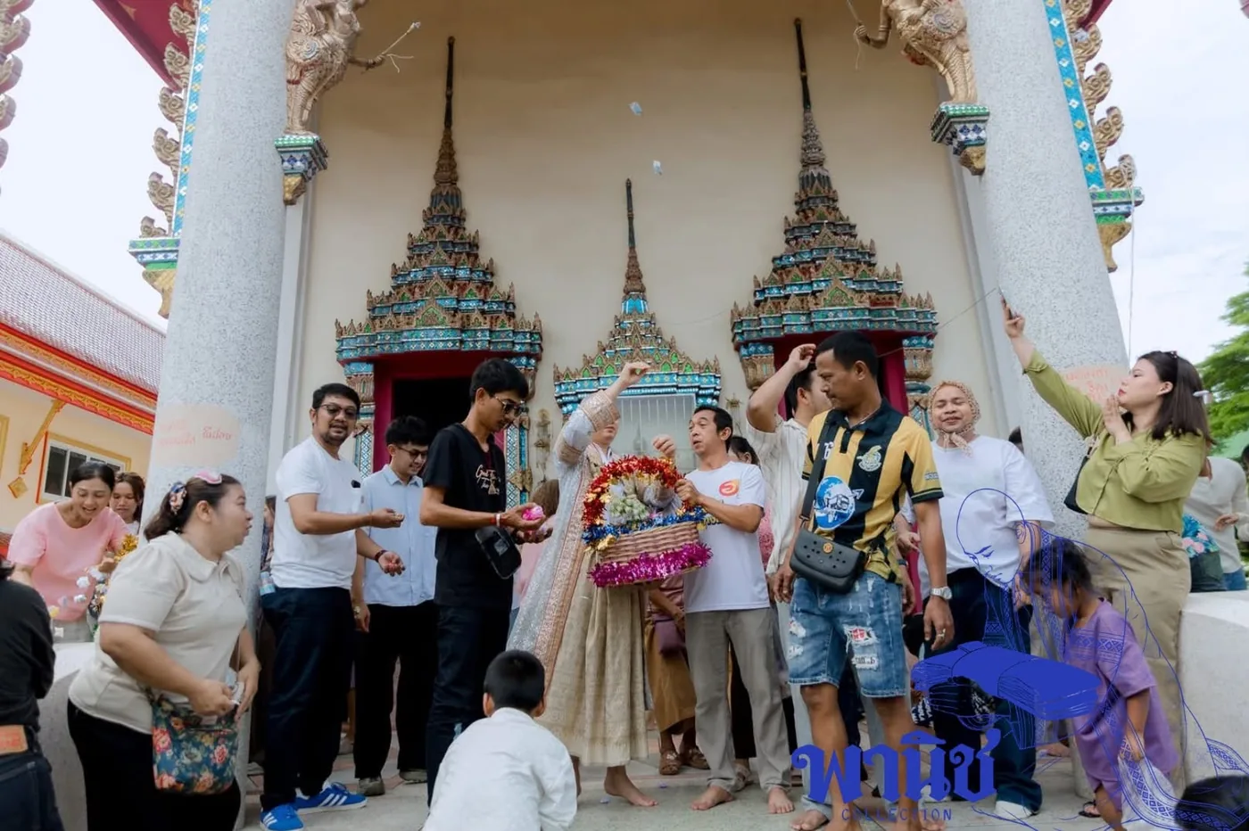 ญาติ ๆ ร่วมงานบวชหน้าโบสถ์